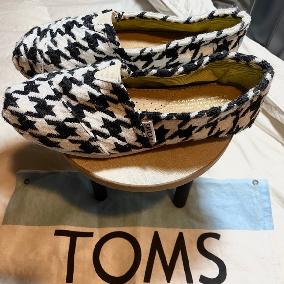 ♥️ BRAND NEW TOMS SHOES ♥️.ONE FOR ONE . SOFT AND LIGHTWEIGHT ❤️ - Picture 2 of 10